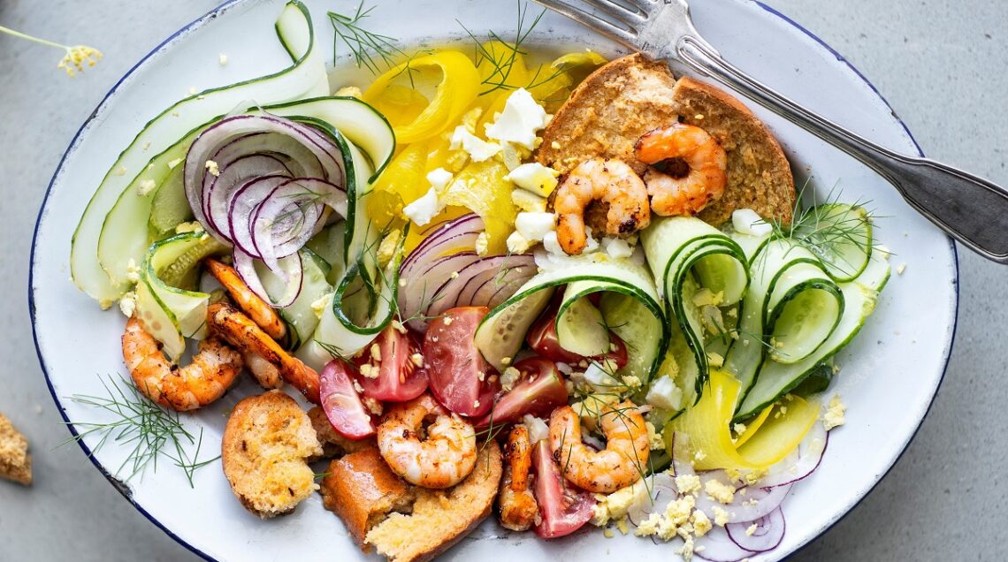 Gazpacho in insalata con mazzancolle piccanti e friselle