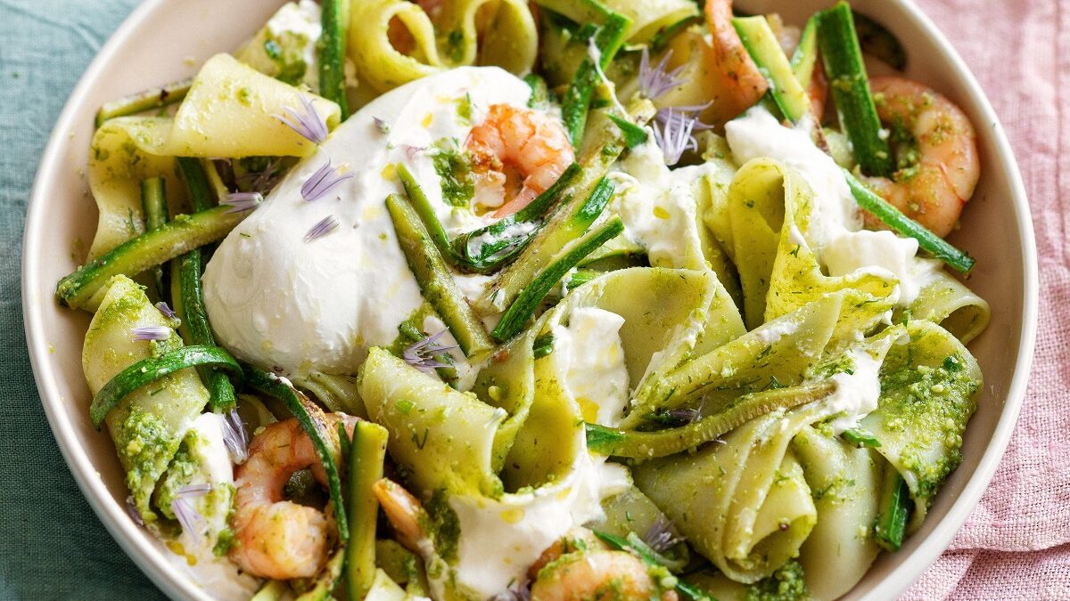 Pasta con burrata, zucchine e gamberi