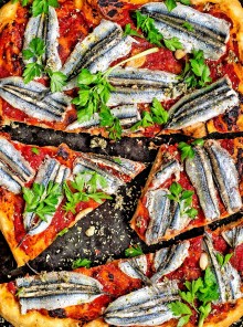 Pizza romana rossa con acciughe fresche