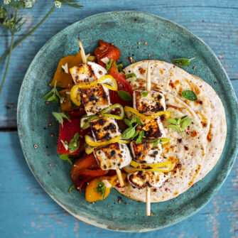 Spiedini di spada agli agrumi con peperoni e mini piadine al kamut