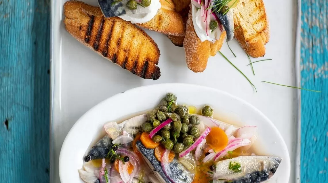 sgombro marinato con crostini allo yogurt e capperi