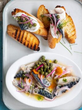 sgombro marinato con crostini allo yogurt e capperi