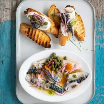 sgombro marinato con crostini allo yogurt e capperi