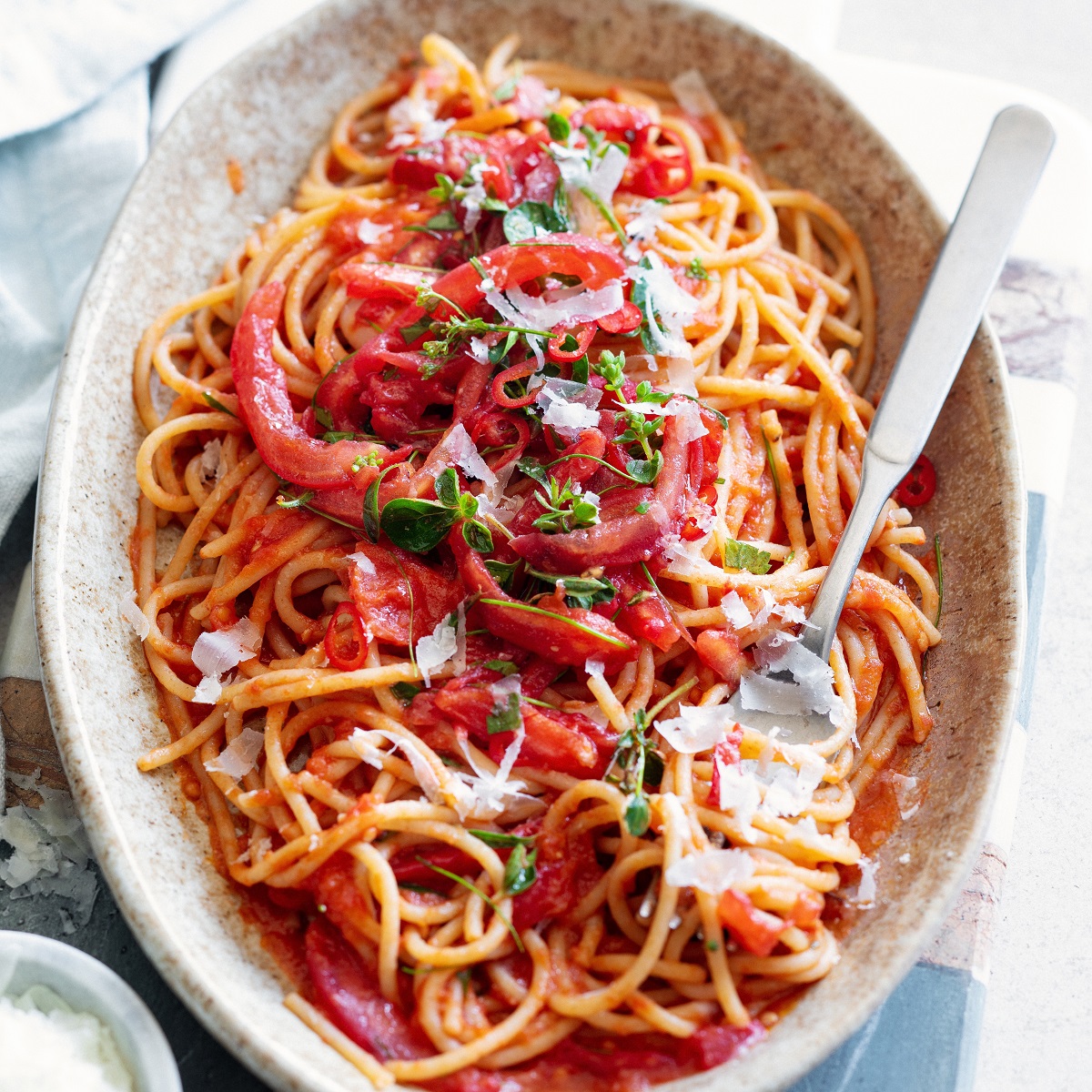 Spaghetti integrali risottati con sugo piccante ai pomodorini