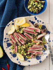 Tagliata di tonno con salsa di olive, limone candito e avocado