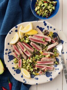 Tagliata di tonno con salsa di olive, limone candito e avocado