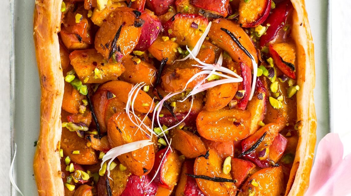 torta-di-frutta Rettangolo di sfoglia alle pesche e albicocche