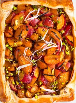 torta-di-frutta Rettangolo di sfoglia alle pesche e albicocche
