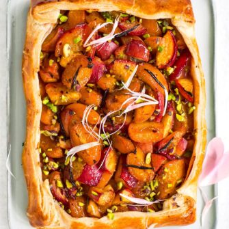 torta-di-frutta Rettangolo di sfoglia alle pesche e albicocche