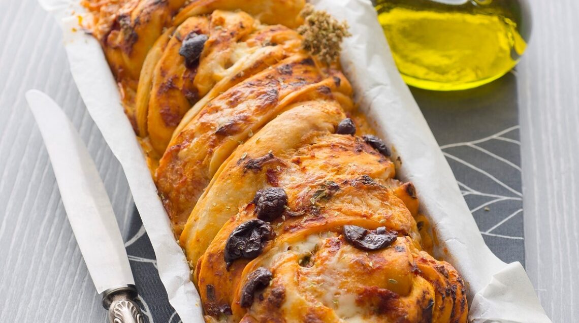 treccia con mozzarella in teglia con a fianco olio e un coltello