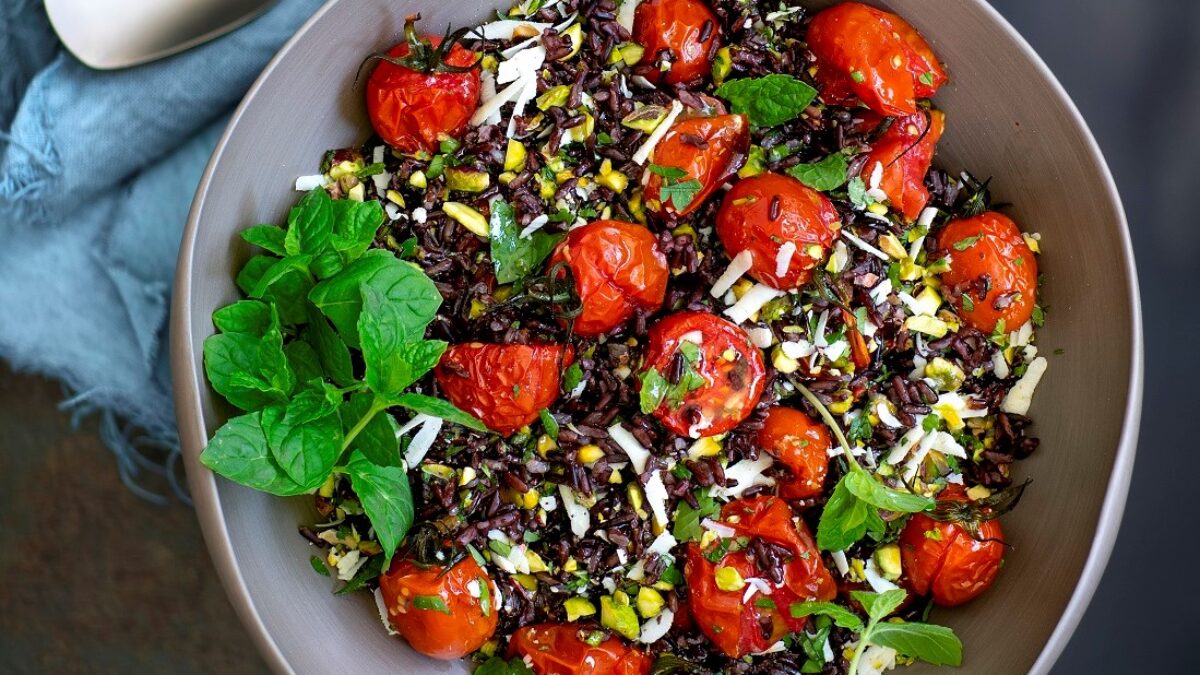 Insalata di riso nero con pomodorini arrostiti, menta e pistacchi