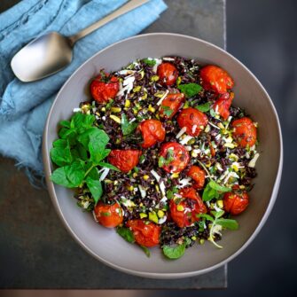 insalata di riso nero con pomodorini arrostiti, menta e pistacchi