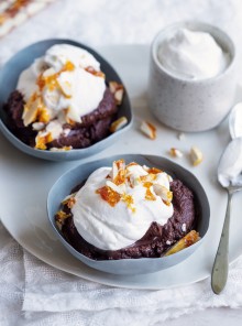 Granita di mandorle con croccante e panna