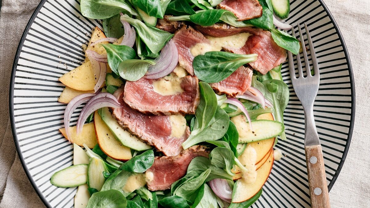Insalata di zucchine e manzo con citronnette di pesche