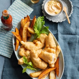 Fish and chips alla vodka con maionese Bloody Mary