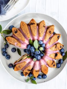 Bundt cake con glassa di mirtilli e limone