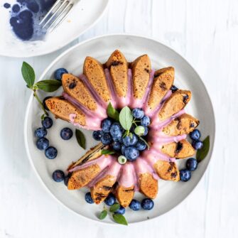 Bundt cake con glassa di mirtilli e limone