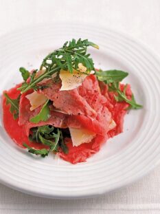 Carpaccio di vitello con rucola e grana