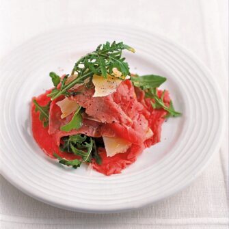 Carpaccio di vitello con rucola e grana