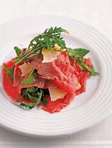 Carpaccio di vitello con rucola e grana