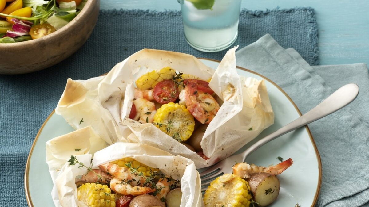 Cartoccio di patatine rosse, pannocchie e gamberi