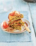 Frittata con erbette, cipolle caramellate e salame piccante