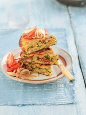 Frittata con erbette, cipolle caramellate e salame piccante