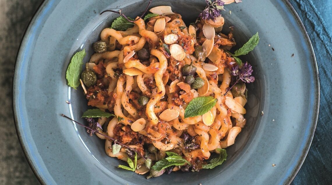 Fusilli lunghi bucati con il pesto di pomodori secchi