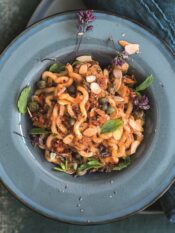 Fusilli lunghi bucati con il pesto di pomodori secchi