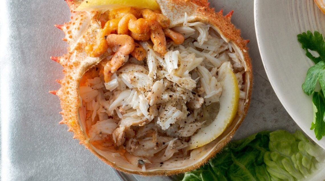 Granseola in insalata servita nel guscio