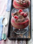 Mousse al cioccolato all'acqua con salsa ai lamponi