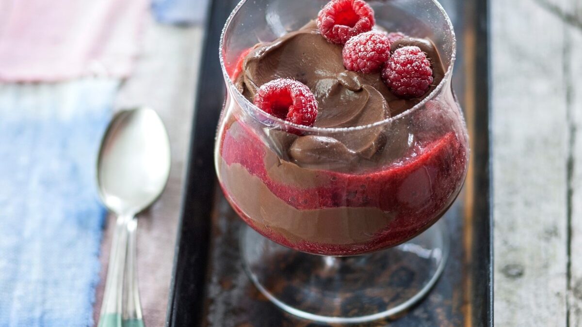 Mousse al cioccolato all’acqua con salsa ai lamponi