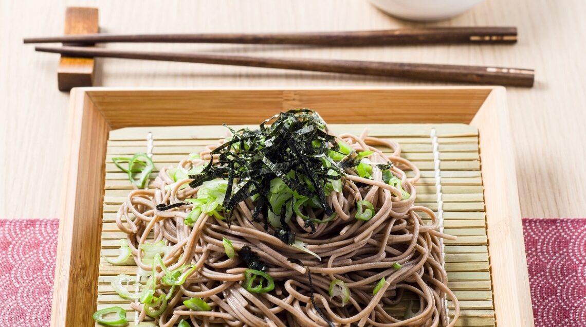 Noodles di grano saraceno con cipollotti e alga nori
