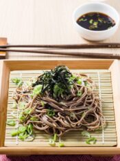 Noodles di grano saraceno con cipollotti e alga nori