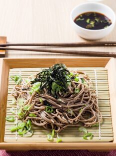 Noodles di grano saraceno con cipollotti e alga nori