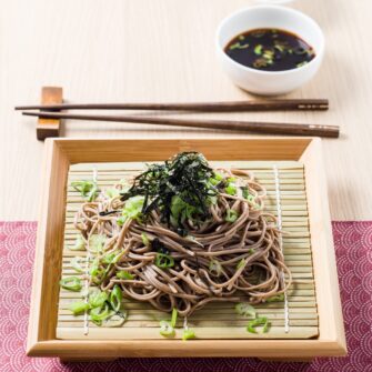 Noodles di grano saraceno con cipollotti e alga nori