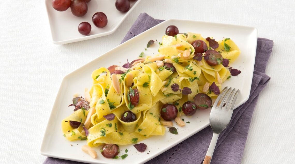 Pasta con mandorle e uva