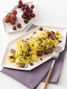 Pasta con mandorle e uva