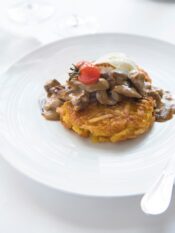 Spezzatino alla zurighese con rösti di patate