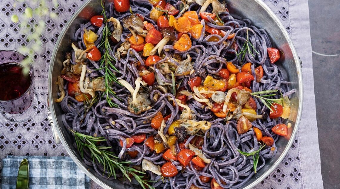 Tagliolini ai mirtilli con funghi e pomodorini al rosmarino - Sale&Pepe