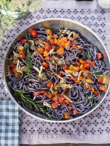 Tagliolini ai mirtilli con funghi e pomodorini al rosmarino