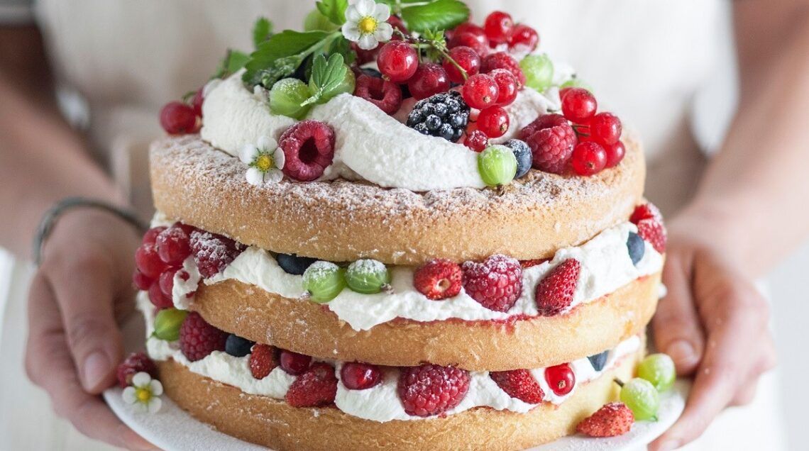 Torta a strati con crema al mascarpone e frutti misti