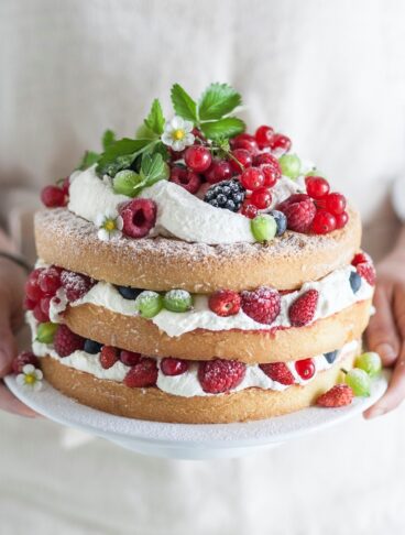 Torta a strati con crema al mascarpone e frutti misti