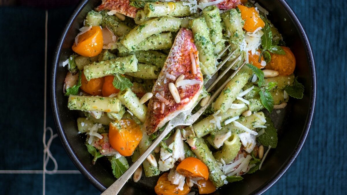Ziti con pesto di menta e triglie al forno