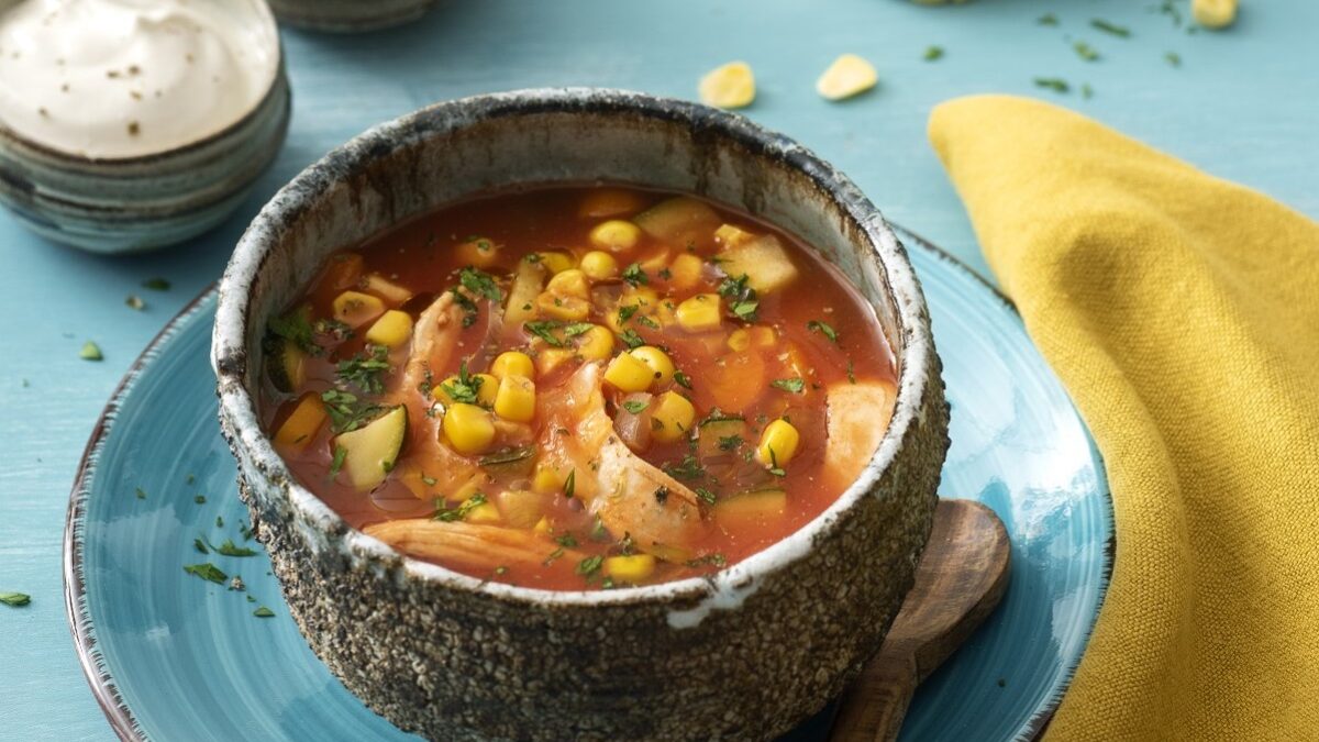 Zuppa di mais con pomodoro e pollo