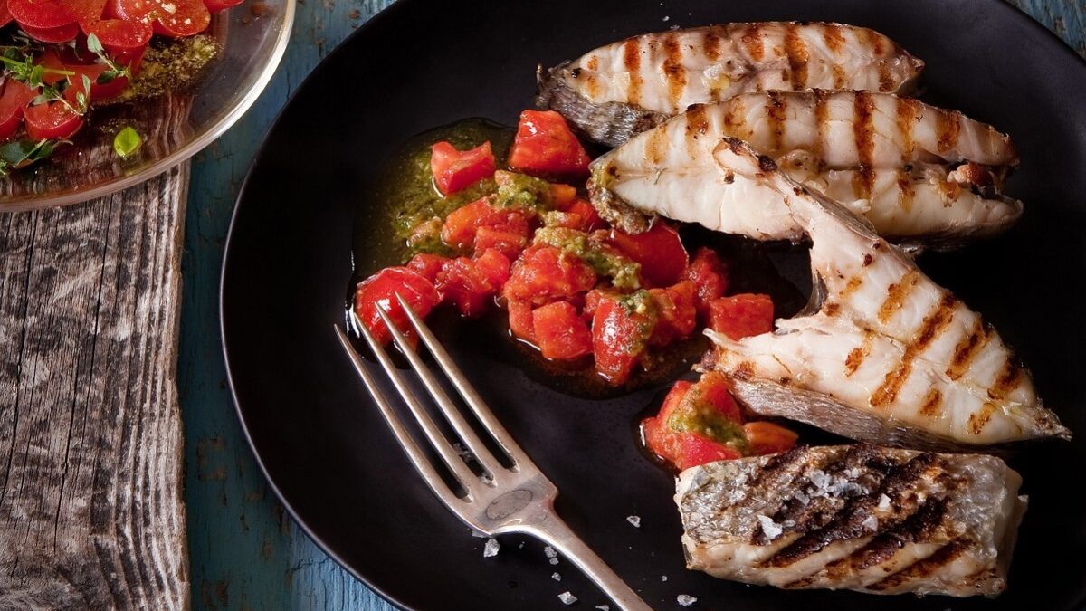 Pesce sarago con pomodori profumati al pesto