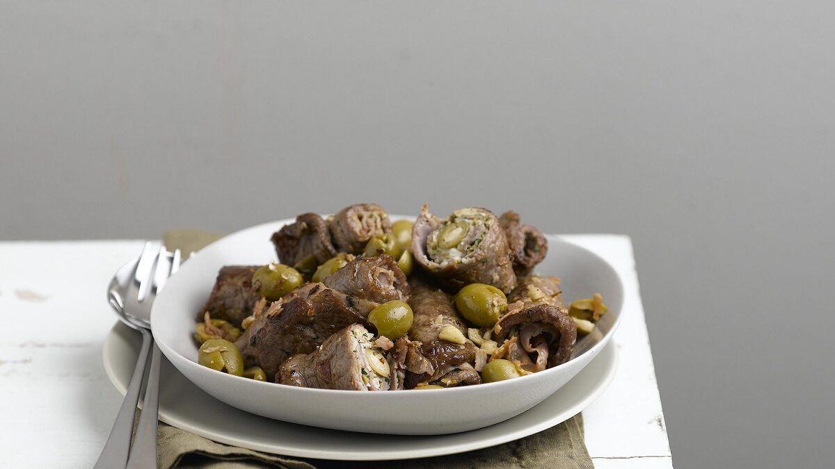 Involtini di olive verdi e vitello, mandorle e prosciutto