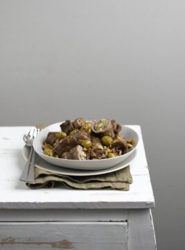 Involtini di olive verdi e vitello, mandorle e prosciutto