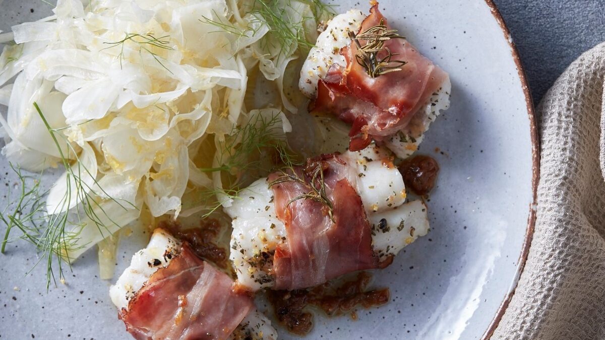 Filetti di nasello allo speck con rosmarino e finocchi