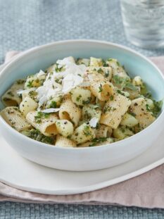 Mezze maniche con patate, erbe e olio